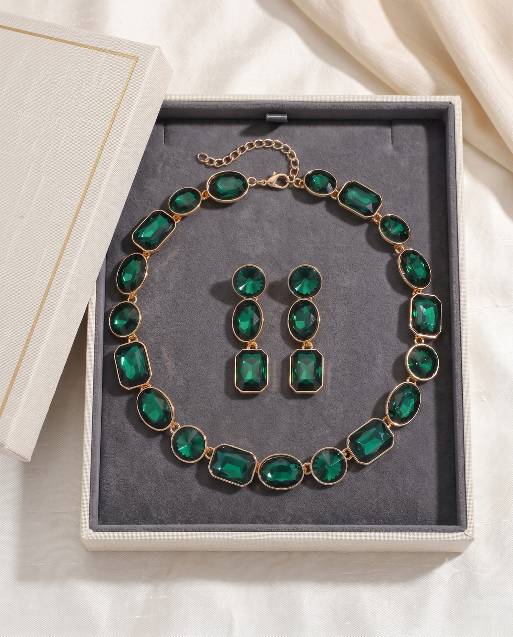 Shiny Crystal Necklace Set – Bold Emerald Glamour